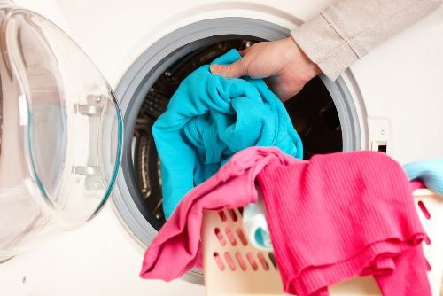 6 cách giặt quần áo mới mua không bị ra màu - đơn giản, hiệu quả