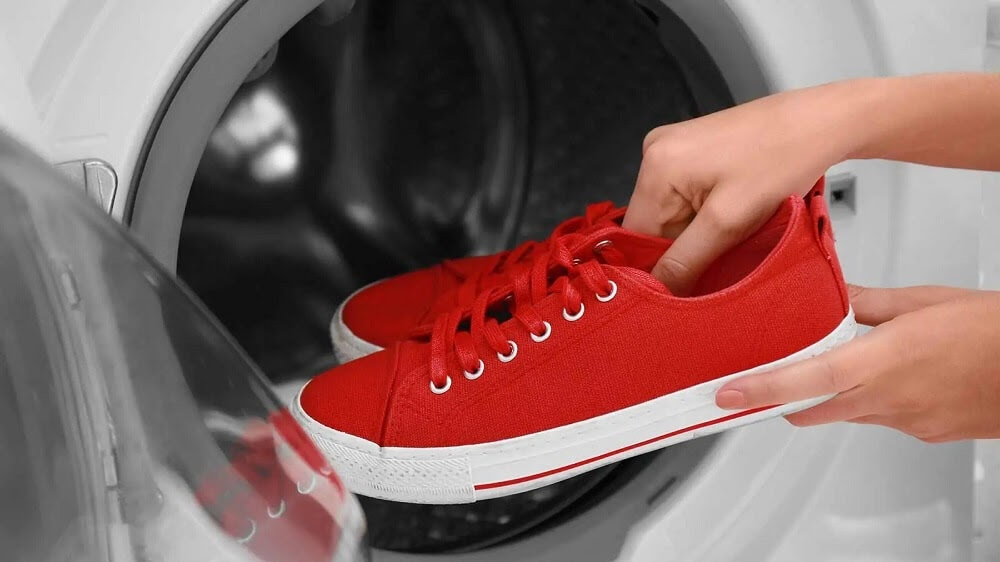 Giặt giày bằng máy giặt có giữ được form giày hay không? Những điều cần lưu ý khi giặt giày bạn nên biết.