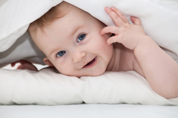 6 cách giặt khăn sữa an toàn và sạch khuẩn cho bé