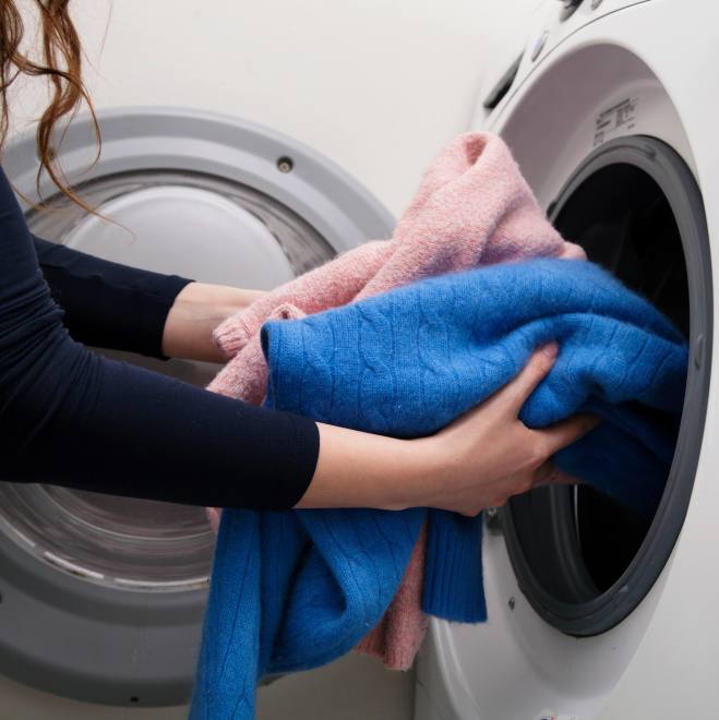 Giặt các sản phẩm bằng len đúng cách giúp bạn giữ được form dáng trang phục không bị nhão len, xù lông vải
