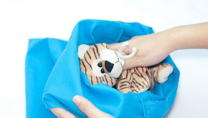 Bỏ gấu vào áo giặt để tránh trường hợp gấu bị rách hay nát sau khi giặt