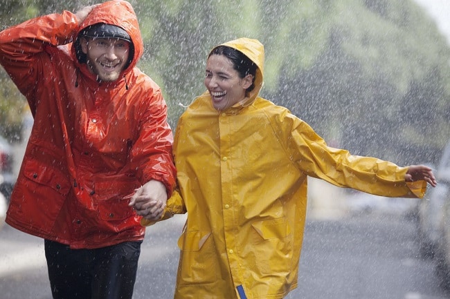 Áo mưa là vật dụng đồng hành trên mỗi cung đường với bất cứ ai trong những ngày mưa gió.