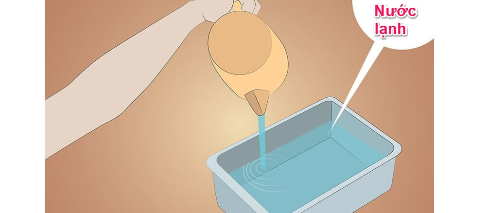 Làm đầy nước lạnh vào chậu/bồn rửa tay, sao cho lượng nước vừa đủ làm ngập hết mũ