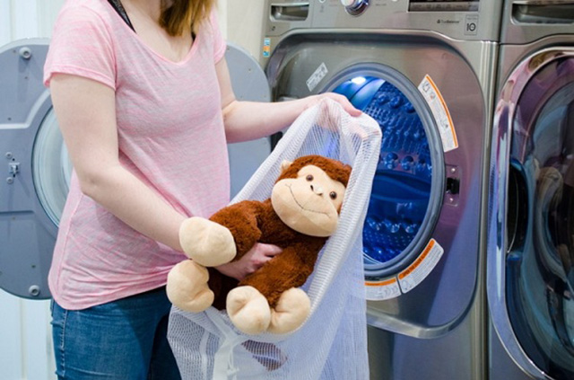 Bỏ gấu vào áo giặt để tránh trường hợp gấu bị rách hay nát sau khi giặt.