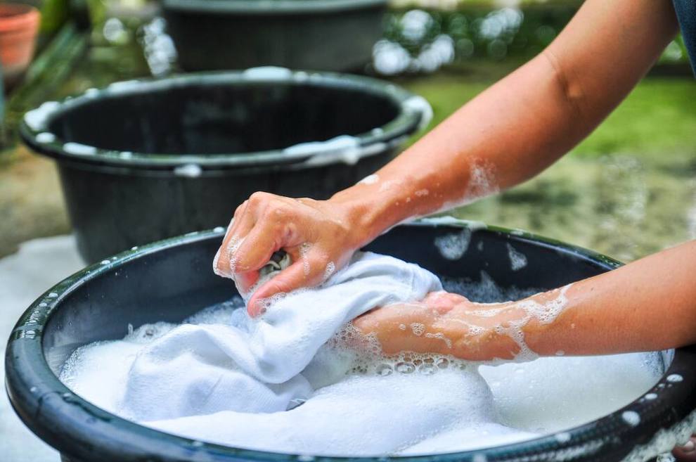 Người phụ nữ nội trợ phải tiếp xúc hằng ngày với các dụng dịch giặt, tẩy rửa, nếu không biết cách bảo vệ da tay sẽ gây hại cho rất nhiều cho bản thân trong thời gian dài sử dụng