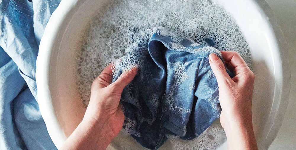 Cách giặt quần áo vải linen bằng tay