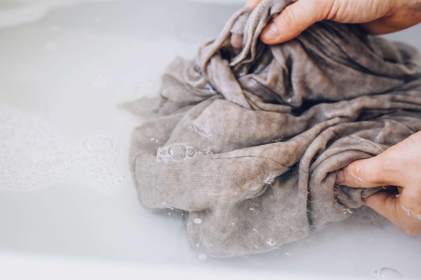 Ngâm quần áo màu trước khi giặt sẽ giúp quần áo giữ được màu bền lâu hơn