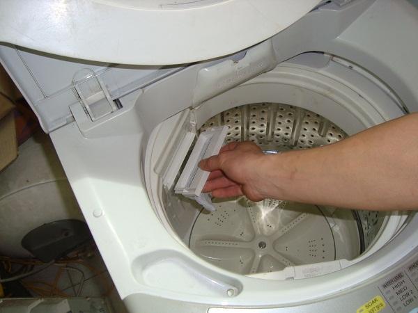 Nên vệ sinh lồng máy trước và sau khi giặt để đảm bảo không bị sót lại các vật thể lạ làm hỏng lồng máy