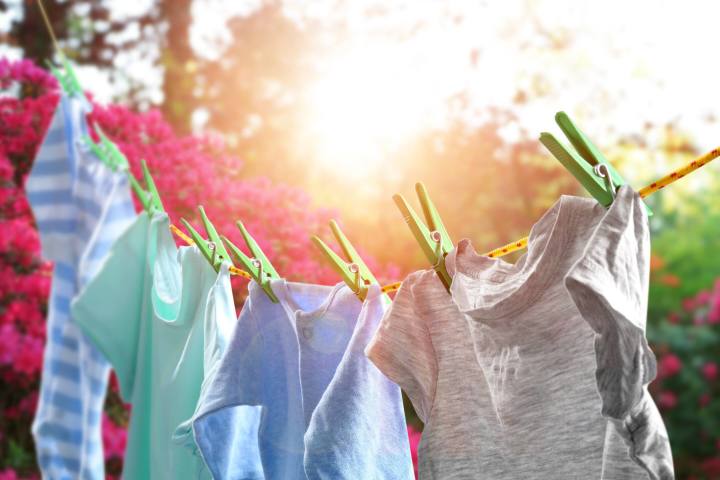Tranh thủ phơi quần áo dưới thời tiết thuận lợi để quần áo được khô ráo và không lưu mùi hôi