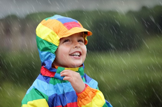 Giặt áo mưa không có gì khó nhưng bạn cần lưu ý giặt thường xuyên để áo mưa không bị nấm mốc và mùi hôi khó chịu, đặc biệt là vào những ngày mưa gió 