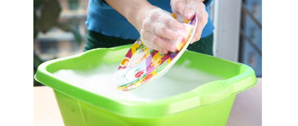 Dùng bột giặt thay nước rửa chén