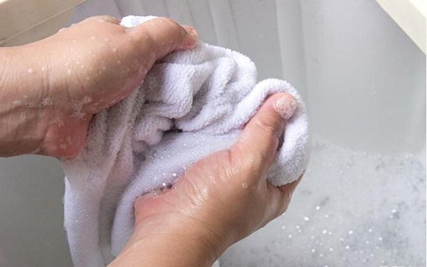 Để đảm bảo khăn luôn sạch sẽ, thơm tho và tránh ẩm ướt tạo cơ hội cho vi khuẩn và các bệnh ngoài da hoành hành, chị em cần thường xuyên vệ sinh, giặt giũ khăn ít nhất là 2-3 lần/ tuần.