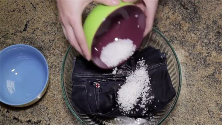Cách bảo quản quần jean với nước muối