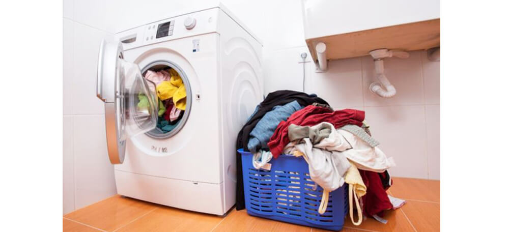 Cho quá nhiều quần áo vào trong máy giặt